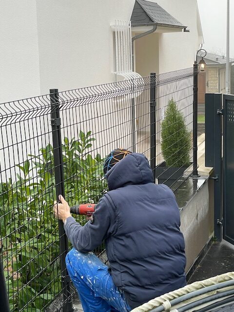 Installation technique de clôtures et grillages